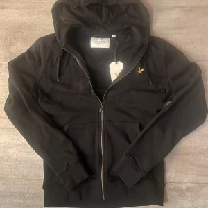 Lyle&Scott Zip Hoodie - Tjena, säljer denna zip hoodien då den var för liten för mig, skick 9/10 inga hål eller märken. Den är aldrig använd som ni ser med lappen kvar. Stlk xs nypris 799kr OBS!! Priset är inte hugget i sten!