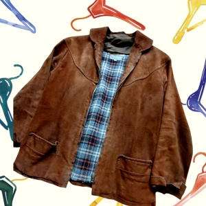 Klassisk mockajacka, storlek M. Vinted. - Snygg jacka i brun mocka med foder i rutig design. Jackan har två fickor framtill och en dragkedja framtill.