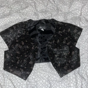 Fest bolero - Glittrig bolero!! Säljer pågrund av att den är för liten🖤🖤