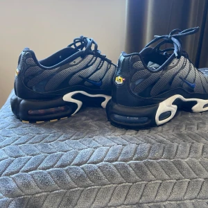 Nike Air Max Plus - Säljer nu mina Nike Air Max Plus (Vapormax Tn). Jätte fina skor som iprincip är nya, använda väldigt få gånger då de inte passade mig så måste därav sälja, tyvärr.  Köpte dem för ca en månad sen för nypris (2400kr)