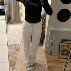 Vita lowwaist Jeans - Lowwaist jeans från Gina tricot i storlek 36