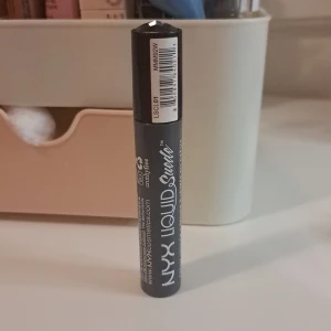 Blå flytande läppstift från NYX - Säljer ett NYX Liquid Suede läppstift i en cool grå nyans. Perfekt för en edgy look! Formulan är krämig och torkar till en matt finish. Använd det för att sticka ut och skapa en unik stil. Perfekt för både vardag och fest!