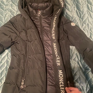 Moncler  - Säljer en prisvärd varm Moncler jacka inför vintern. Jackan har ett extra lager inuti för att hålla dig varm. Säljs för riktigt bra pris och den är i gott skick.