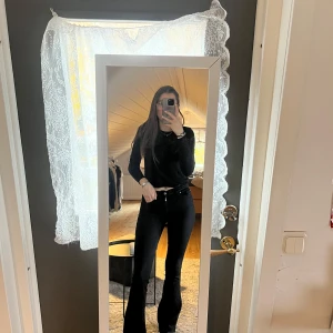 Svarta bootcut Jeans stl 34 - Fina svarta bootcut jeans från veromoda. Knappast använda. Jättefint skick. Stl 34