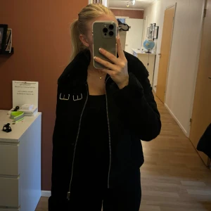 Svart läder jacka  - Svart läderjacka med fluff inuti. Från H&Ms avdelning divided i storlek S. Varm och skön jacka som funkar både under hösten och vintern. Bra skick.