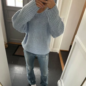 Blå stickad tröja  - Blå stickad tröja från Trendyol i storlek M. Fint skick förutom att den är lite nopprig. Använd gärna köp nu!