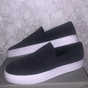 Vagabond Slip-On - Helt oanvända Vagsbond slip-on som är perfekt för den som vill uppnå stilig men skön "look" i vardagen. Ordinarie pris 1399kr 