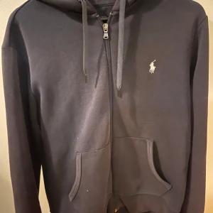 Ralph lauren zip - Säljer denna Ralph lauren zip för 350kr storlek s