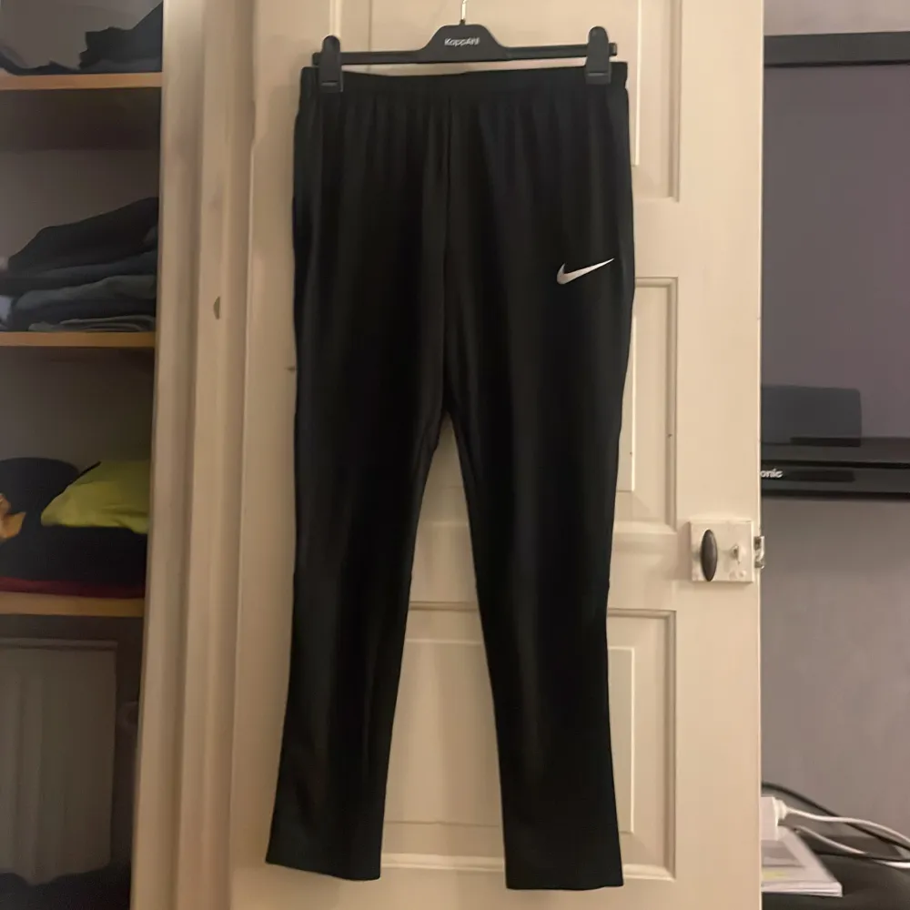 Träningsbyxor från Nike som passa perfekt som överdragsbyxor över till exempel shorts. Byxorna är i bra skick. Sportswear.