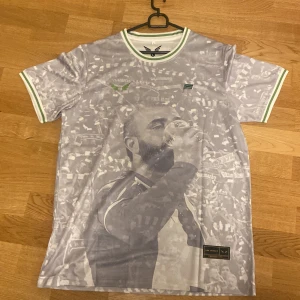 Hammarby tröja - Säljer helt nya egenprintade hammarby fantröjor, inspererade av Kennedy. De finns i storlekarna xs, s, m, l och xl. Designen är skapad själv.