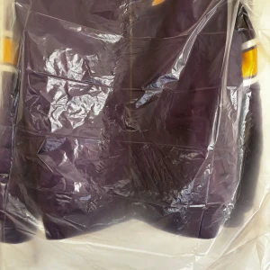 Mitchell & Ness Lakers Bomberjacka - Tja!  Testar att lägga ut denna jackan för skojs skull o se ifall någon är intresserad!  Köpt i Chicago 2021. Det är en limited edition lakers jacka (collectors item), Storlek xl/l jag är en L/M vanligtvis men denna jackan sitter som man vill!