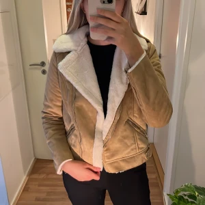 Jacka - Oanvänd. Köpt för liten. Har även svart kan sälja båda för 500kr