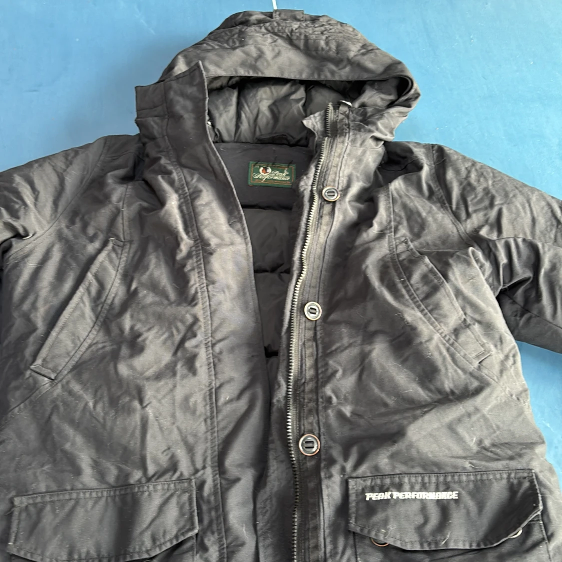 Svart dunjacka från Peak Performance