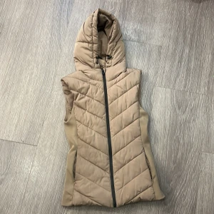 Zara väst - Jag köpte den för ungefär 1-2 år sedan, använt mycket men på de senaste halv året har jag inte använt den något, den har bara hängt i garderoben.