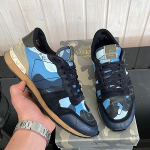 Valentino rockrunners  - Säljer dessa extremt feta valentino rockrunners helt perfekt nu till höst och vinter! Size 42 fits 43. Skick 7/10. Liten slitning vid hälarna. Kan gå ner i pris vid snabb affär. Hör av dig vid minsta fundering!💯