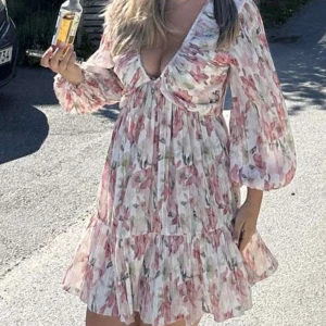 Blommig klänning  - Jättefint skick, endast använd 1 gång. Säljer då jag inte fått någon användning för den! 💌