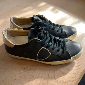 Philippe model leather svart - Säljer dessa Philippe model skor som jag knappt använt, de är i väldigt bra skick 8/10
