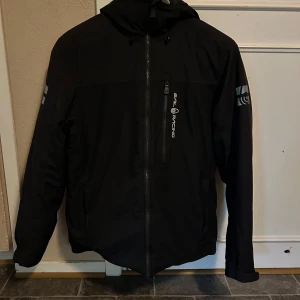 Sail racing jacka herr - Hej! Jag säljer en sail racing vinter jacka i riktigt bra skick storlek M , skulle nog säga 10/10, den är endast använd en vinter.  NYPRIS 3300kr. Mitt pris 1500kr. 