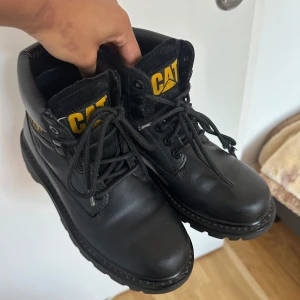 Vinterkängor boots från Caterpillar - Har använts ett par gånger men säljs eftersom de inte används längre. Passar perfekt både till vintern men är även hikerkängor. 