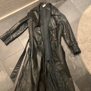 Lång Skinnjacka  - Den är i äkta skin, super snygg och figurnär. Kommer inte till användning därav säljs den. Den har fickor och en slits baktill. Skriv för fler frågor/bilder💖