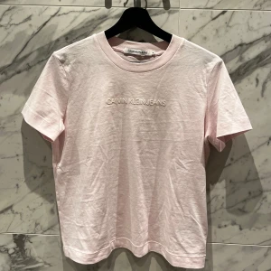 Ljusrosa t-shirt från Calvin Klein Jeans - Säljer en snygg ljusrosa t-shirt från Calvin Klein Jeans. Helt oanvänd! 💗