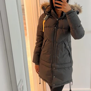 Parajumpers longbear grön💚 - Mycket fint skick, varsamt använd. Inga skador. 