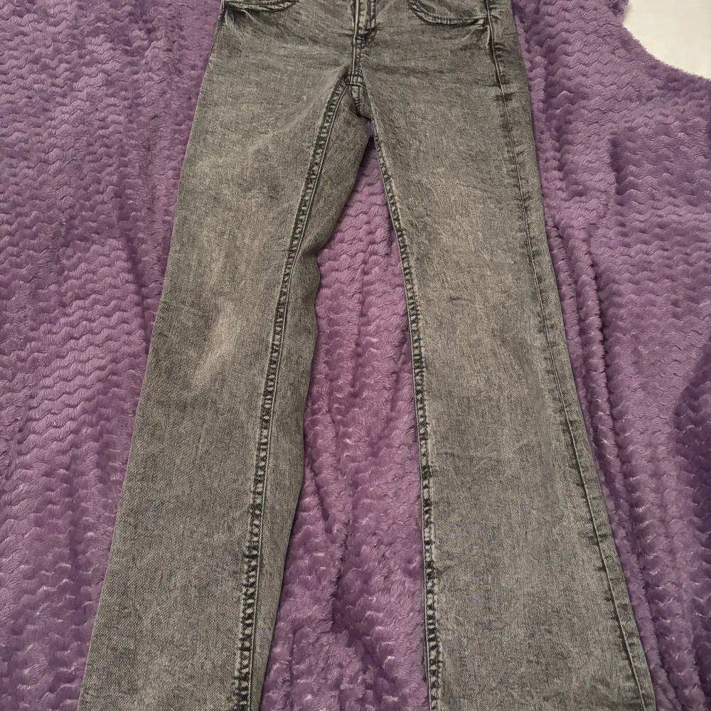 Fina Gina jeans är straight typ men också lite flare,väldigt fina passar det som är populärt!!. Jeans & Byxor.