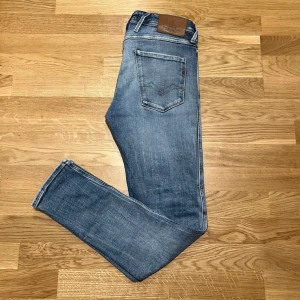 Replay ripped jeans - Säljer dessa skit feta replay jeans med slitningar! Fint skick utan defekter!