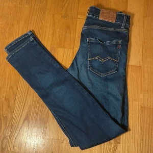 Replay Jeans - Säljer dessa feta Replay jeans för endast 400r!! Modellen är Super slim och sitter som slim fit/anbass. För fler bilder eller frågor kom dm! Pris kan diskuteras.