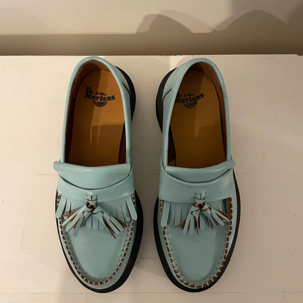 Helt nya och oanvända ljusblåa/turkosa loafers från Dr. martens, säljes på grund av köpt i för liten storlek. . Skor.