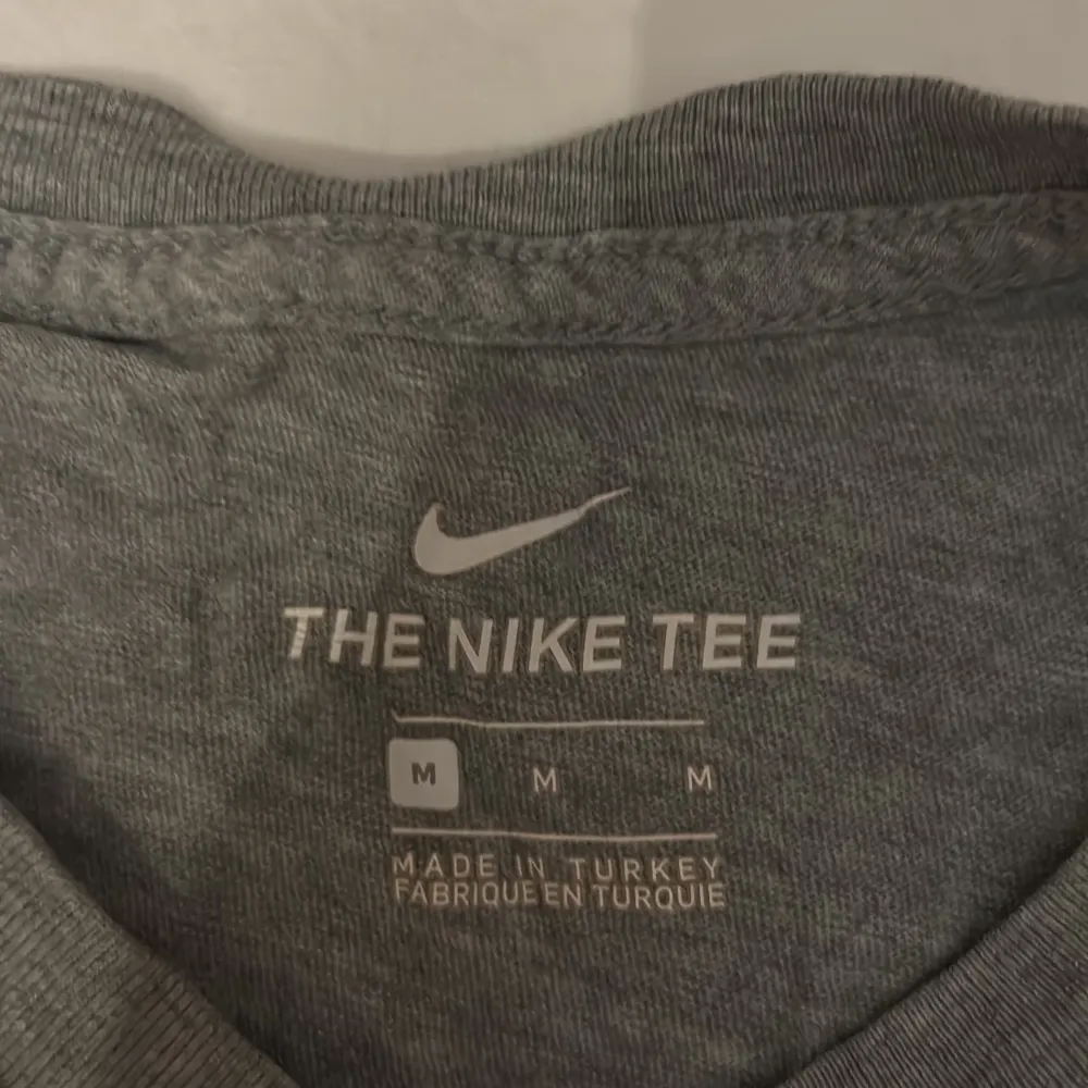 Nike t-shirt. Snygg, ok skick inga skador.. T-shirts.