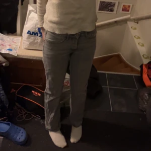 Grå raka jeans storlek xs - Säljer för att de använd alldeles för lite, bara använda några få gånger och ser helt nya ut, byxorna är lågmidjade. skriv vid mer frågor💗