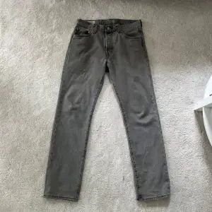 Helt nya levis 501 jeans i en väldigt snygg och trendig grå färg. Köptes i New york för 1299kr. Skriv vid frågor!