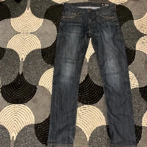Mörkblå jeans  -  Storlek 29/30 i bra skick, inte använd så mycket, slim jeans. Priset kan diskuteras 