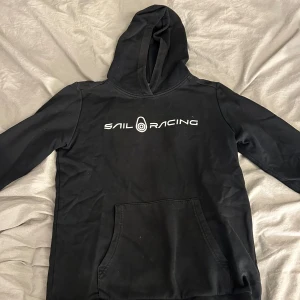 Sail racing - Sail racing hoodie i svart, den har inga skador och är sällan använd!🖤
