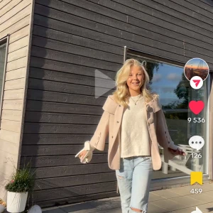 Beige trekvartsärmad kappa - Säljer en superfin beigetrekvartsärmad kappa med stora knappar framtill. Den har trekvartsärmar och en elegant krage. Perfekt för höst och vår när du vill vara både stilren och bekväm. Passar till både jeans och klänning! Sjukt snygg och eftertraktad 