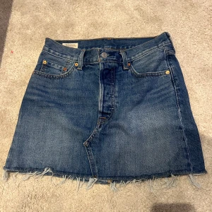 Levis jeanskjol - Säljer denna fina jeanskjol från Levis i storlek 26. 