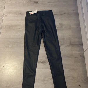 Tights - Det är svarta tights byxorna är fodrade och perfekt för vintern!😄