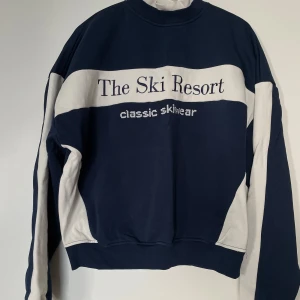 Sweatshirt Sisters & Seekers - Sweatshirt från Sisters & Seekers. Använd 1 gång. 70% bomull 30% polyester. 