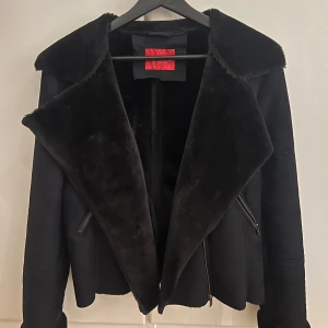 Höstjacka - Galet snygg höstjacka från guess i nyskick. Nypris 2700kr  Pris kan diskuteras, skriv om du vill ha mer bilder🥰