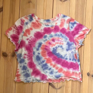 Batik tshirt - Supersöt tshirt med små volanger 