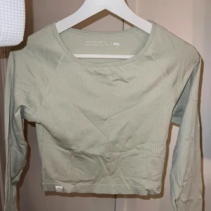 Croppad träningströja  - Croppad tight träningströja strl s, helt ny från röhnisch, mintgrön färg typ