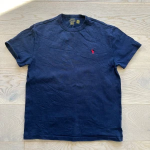 Ralph Lauren t-shirt  - Säljer denna Ralph Lauren t-shirt som är i storlek S.