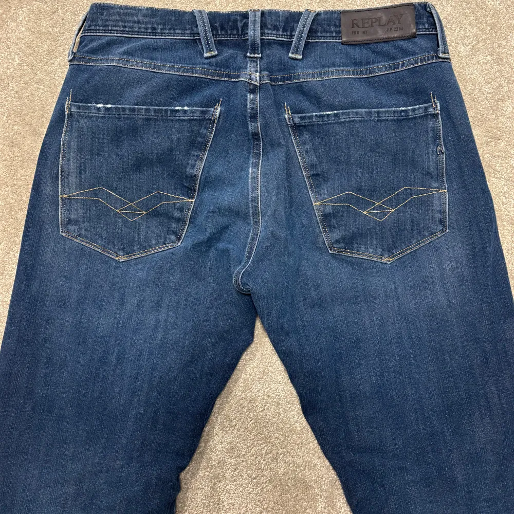 Säljer dessa blåa replay anbass (slimfit). Jeansen är i prima skick, inga defekter. Size 28/30 men skulle säga att dem även kan passa typ 30/32. Skriv vid funderingar!. Jeans & Byxor.