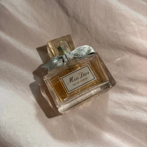 Miss dior Parfum  - Miss dior parfym.  Rosa färgen har blekts bort lite men det påverkar INTE doften. Öppnad men endast lite använd.  Inga repor eller sådant. Nypris 990kr Mitt pris:400kr