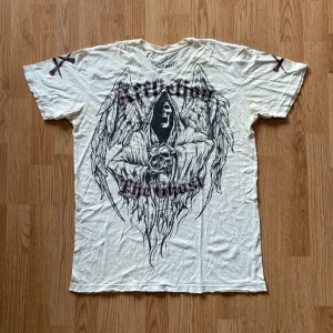 Affliction T-shirt  - !skicka bud för snabb affär! Tvärfet Affliction ”the ghost” T-shirt. Storlek M, Kelly pavlik collab. Bra skick men lite missfärgning under armarna men går bort. Skriv  om ni undrar någonting 📲