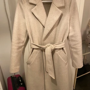 Kappa - Den här fina kappan säljer jag nu då den aldrig kommer till användning. Den känns inte riktigt som mig, men den är i färgen beige och storlek XS! Ord. pris - 599kr.  Säljer för 250kr.  Fint skick Tryck på köp knapp här på plickappen om du vill köpa!💕