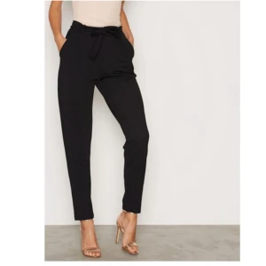 Dressed tie pants - Stretchiga och snygga. Passar till fest, vardags eller som mjukisbyxor!  Sparsamt använda och därmed i nyskick 👌🏼✨️