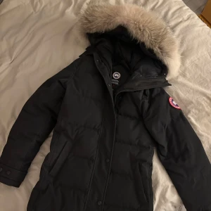 Canada goose  - Säljer min fina canada goose shelburne parka i strlk XS. Jackan är i nyskick då den mest hängt i garderoben. Kvitto finns  på begäran 🩷 kan mötas upp i Göteborg alt fraktas