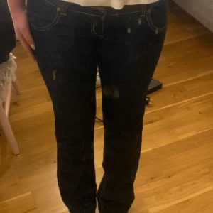 lågmidjade, bootcut jeans  - Säljer ett par snygga mörkblåa, lågmidjade jeans från Vero Moda. De är i bra skick och är i strl M/S! Perfekta för både vardag och fest! 🖤(smuts på spegeln)